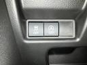 複数のスイッチが横並びにまとまり、表示も見分けやすい配置です。運転席まわりで視線を大きく移さず確認しやすく、日々の操作に取り入れやすい設えです。