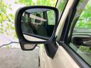車体側面に沿って設けられたミラーは、後方の様子を確認する際に視線を向けやすい位置です。周囲の景色も映し、車線変更や駐車時の確認をサポートします。