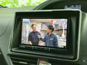 停車中にテレビや動画を楽しめる機能が搭載。休憩時間など、リラックスした時間をお過ごしいただけます。長距離ドライブのお供に最適です。