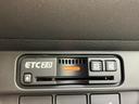 ETC車載器を備えており、対応する料金所ではETCカードを利用したスムーズな通過に役立ちます。高速道路を利用する機会の多い方にも便利な装備で、料金所での支払いを手軽に行えます。