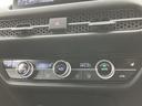 温度表示や操作スイッチが一か所にまとまり、設定内容を確認しながら車内の空調を調整できます。左右の温度調整やオート設定などの表示も見やすく、季節を問わず快適な車内環境づくりに便利です。