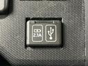 パネルに収まるカバーには、充電を示すマークとUSBの記号が並びます。数値の表示もあり、周囲の凹凸模様とともに、各表記を見分けやすい配置です。