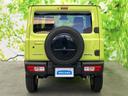 背面中央のスペアタイヤが目を引く、スクエアで印象的な後ろ姿です。左右に配されたテールランプと黒いバンパーが全体を引き締め、明るいボディカラーも際立ちます。