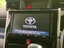 起動時の案内が画面に表示され、音楽などの車内機能をまとめて確認しやすい構成です。画面下には音量やメニューのボタンも並び、日々の操作を行いやすくしています。