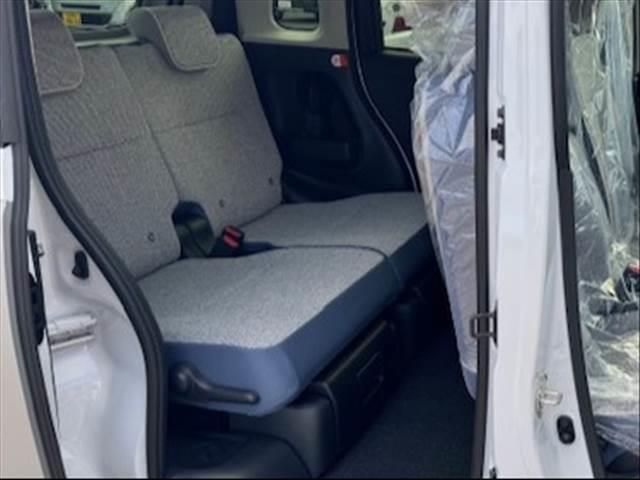 ムーヴキャンバス ストライプスＧ　届出済未使用車　アイドリングストップ　盗難防止装置　バックカメラ　衝突被害軽減ブレーキ　横滑り防止装置　シートヒーター　ベンチシート　スマートキー　寒冷地仕様車　両側電動スライドドア（6枚目）