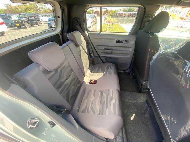 タフト Ｇ　届出済未使用車　アイドリングストップ　盗難防止装置　バックカメラ　衝突被害軽減ブレーキ　横滑り防止装置　シートヒーター　スマートキー　サンルーフ　ルーフレール　寒冷地仕様車　ガラスルーフ　シートＨ（6枚目）