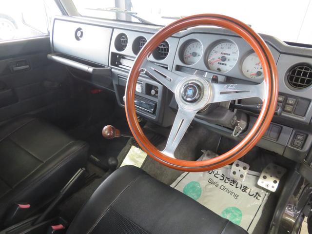 ジムニー ワイルドウインド　ガンＭ全塗装　リフトアップ　新品ＢＡＤＸ　ＤＯＳ＋オープンカントリー２２５／７５／１６　オーバーフェンダー／グリル各部チッピング黒塗装　社外前後バンパー／マフラー／テール／ＬＥＤフォグ／シートカバー（3枚目）