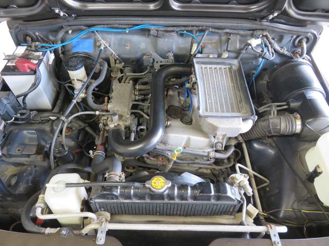 ジムニー ワイルドウインド　ガンＭ全塗装　リフトアップ　新品ＢＡＤＸ　ＤＯＳ＋オープンカントリー２２５／７５／１６　オーバーフェンダー／グリル各部チッピング黒塗装　社外前後バンパー／マフラー／テール／ＬＥＤフォグ／シートカバー（4枚目）