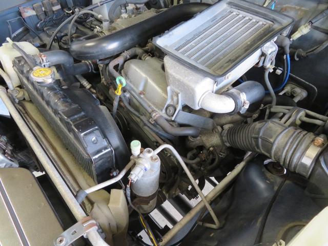 ジムニー ワイルドウインド　ガンＭ全塗装　リフトアップ　新品ＢＡＤＸ　ＤＯＳ＋オープンカントリー２２５／７５／１６　オーバーフェンダー／グリル各部チッピング黒塗装　社外前後バンパー／マフラー／テール／ＬＥＤフォグ／シートカバー（6枚目）