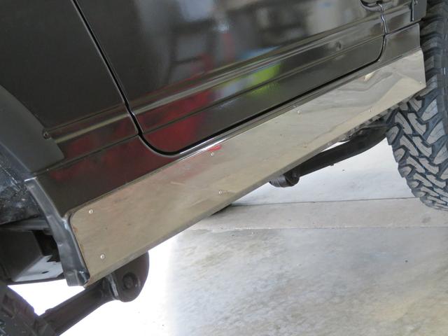 ジムニー ワイルドウインド　ガンＭ全塗装　リフトアップ　新品ＢＡＤＸ　ＤＯＳ＋オープンカントリー２２５／７５／１６　オーバーフェンダー／グリル各部チッピング黒塗装　社外前後バンパー／マフラー／テール／ＬＥＤフォグ／シートカバー（46枚目）