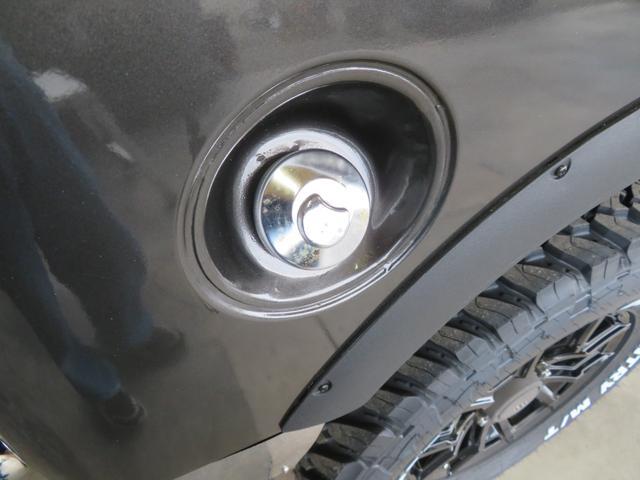 ジムニー ワイルドウインド　ガンＭ全塗装　リフトアップ　新品ＢＡＤＸ　ＤＯＳ＋オープンカントリー２２５／７５／１６　オーバーフェンダー／グリル各部チッピング黒塗装　社外前後バンパー／マフラー／テール／ＬＥＤフォグ／シートカバー（50枚目）