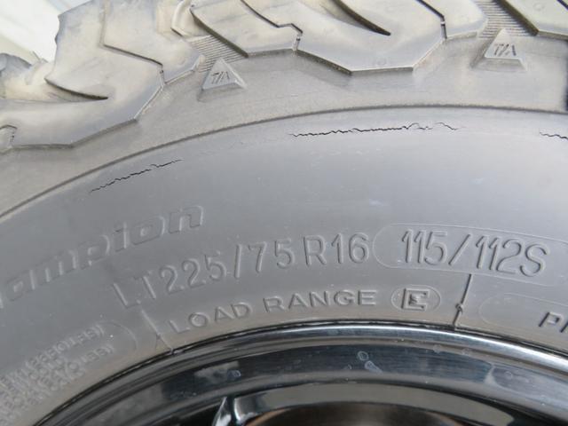 ジムニー ランドベンチャー　５０ｍｍオーバーフェンダー／リフトアップフル公認　Ｈ２９普通登録　全塗装車　キーラー１６ＡＷ＋ＢＦグッドリッチ　ワイトレ　社外マフラー／フォグ／ウッドステアリング／再塗装グリル　新品ボス／ヘッドライト（67枚目）