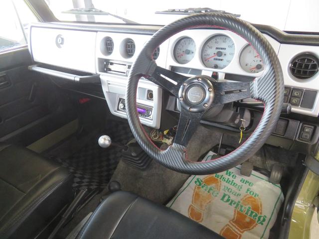 ジムニー ランドベンチャー　ＪＥＥＰ純正コマンドグリーン全塗装　内装塗装　下回り／ホイールブラック塗装　最終型　２インチボディリフトＵＰ　縞板調天張り　カーボン調ハンドル　社外マフラー／前後バンパー／シフトノブ／革調シートカバー（3枚目）