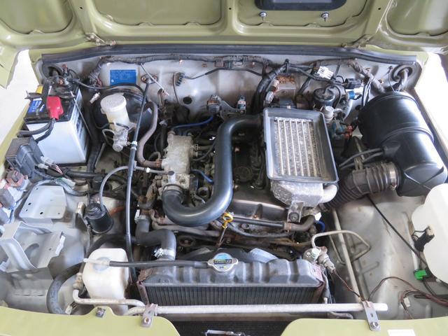 ジムニー ランドベンチャー　ＪＥＥＰ純正コマンドグリーン全塗装　内装塗装　下回り／ホイールブラック塗装　最終型　２インチボディリフトＵＰ　縞板調天張り　カーボン調ハンドル　社外マフラー／前後バンパー／シフトノブ／革調シートカバー（4枚目）