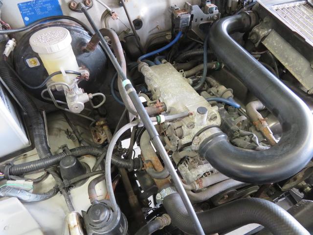 ジムニー ランドベンチャー　ＪＥＥＰ純正コマンドグリーン全塗装　内装塗装　下回り／ホイールブラック塗装　最終型　２インチボディリフトＵＰ　縞板調天張り　カーボン調ハンドル　社外マフラー／前後バンパー／シフトノブ／革調シートカバー（5枚目）