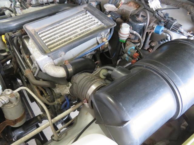 ジムニー ランドベンチャー　ＪＥＥＰ純正コマンドグリーン全塗装　内装塗装　下回り／ホイールブラック塗装　最終型　２インチボディリフトＵＰ　縞板調天張り　カーボン調ハンドル　社外マフラー／前後バンパー／シフトノブ／革調シートカバー（6枚目）