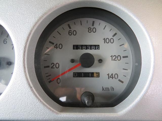 ジムニー ランドベンチャー　ＪＥＥＰ純正コマンドグリーン全塗装　内装塗装　下回り／ホイールブラック塗装　最終型　２インチボディリフトＵＰ　縞板調天張り　カーボン調ハンドル　社外マフラー／前後バンパー／シフトノブ／革調シートカバー（7枚目）