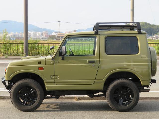 ジムニー ランドベンチャー　ＪＥＥＰ純正コマンドグリーン全塗装　内装塗装　下回り／ホイールブラック塗装　最終型　２インチボディリフトＵＰ　縞板調天張り　カーボン調ハンドル　社外マフラー／前後バンパー／シフトノブ／革調シートカバー（12枚目）