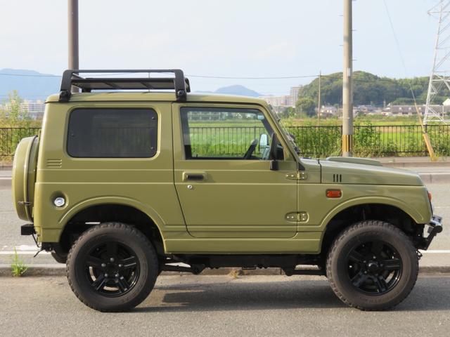 ジムニー ランドベンチャー　ＪＥＥＰ純正コマンドグリーン全塗装　内装塗装　下回り／ホイールブラック塗装　最終型　２インチボディリフトＵＰ　縞板調天張り　カーボン調ハンドル　社外マフラー／前後バンパー／シフトノブ／革調シートカバー（13枚目）