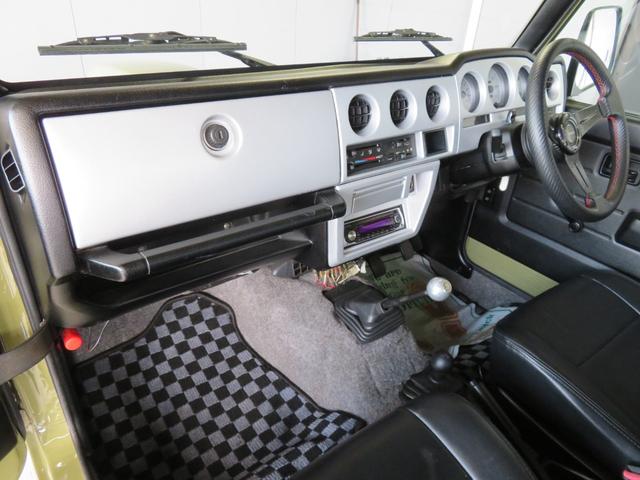 ジムニー ランドベンチャー　ＪＥＥＰ純正コマンドグリーン全塗装　内装塗装　下回り／ホイールブラック塗装　最終型　２インチボディリフトＵＰ　縞板調天張り　カーボン調ハンドル　社外マフラー／前後バンパー／シフトノブ／革調シートカバー（15枚目）