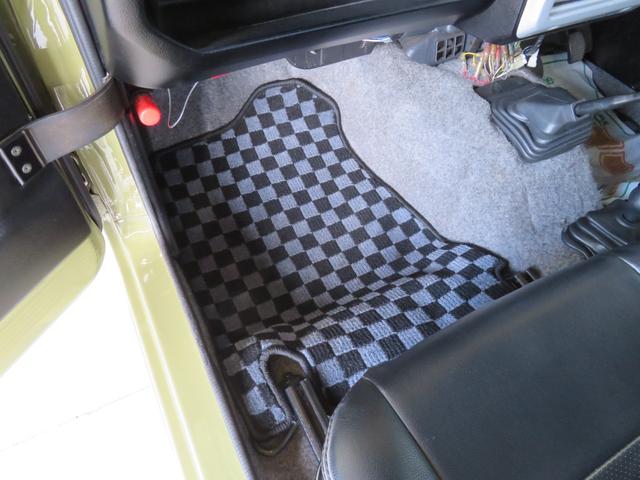 ジムニー ランドベンチャー　ＪＥＥＰ純正コマンドグリーン全塗装　内装塗装　下回り／ホイールブラック塗装　最終型　２インチボディリフトＵＰ　縞板調天張り　カーボン調ハンドル　社外マフラー／前後バンパー／シフトノブ／革調シートカバー（19枚目）