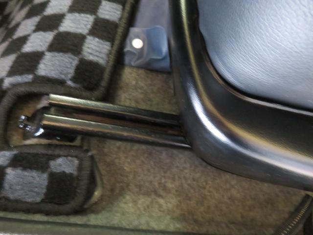 ジムニー ランドベンチャー　ＪＥＥＰ純正コマンドグリーン全塗装　内装塗装　下回り／ホイールブラック塗装　最終型　２インチボディリフトＵＰ　縞板調天張り　カーボン調ハンドル　社外マフラー／前後バンパー／シフトノブ／革調シートカバー（20枚目）