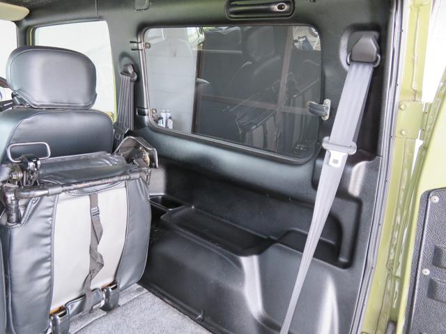 ジムニー ランドベンチャー　ＪＥＥＰ純正コマンドグリーン全塗装　内装塗装　下回り／ホイールブラック塗装　最終型　２インチボディリフトＵＰ　縞板調天張り　カーボン調ハンドル　社外マフラー／前後バンパー／シフトノブ／革調シートカバー（26枚目）