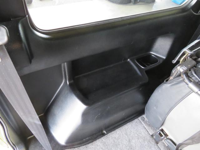 ジムニー ランドベンチャー　ＪＥＥＰ純正コマンドグリーン全塗装　内装塗装　下回り／ホイールブラック塗装　最終型　２インチボディリフトＵＰ　縞板調天張り　カーボン調ハンドル　社外マフラー／前後バンパー／シフトノブ／革調シートカバー（27枚目）