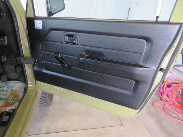 ジムニー ランドベンチャー　ＪＥＥＰ純正コマンドグリーン全塗装　内装塗装　下回り／ホイールブラック塗装　最終型　２インチボディリフトＵＰ　縞板調天張り　カーボン調ハンドル　社外マフラー／前後バンパー／シフトノブ／革調シートカバー（30枚目）