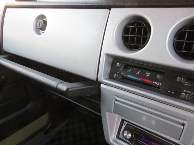 ジムニー ランドベンチャー　ＪＥＥＰ純正コマンドグリーン全塗装　内装塗装　下回り／ホイールブラック塗装　最終型　２インチボディリフトＵＰ　縞板調天張り　カーボン調ハンドル　社外マフラー／前後バンパー／シフトノブ／革調シートカバー（35枚目）