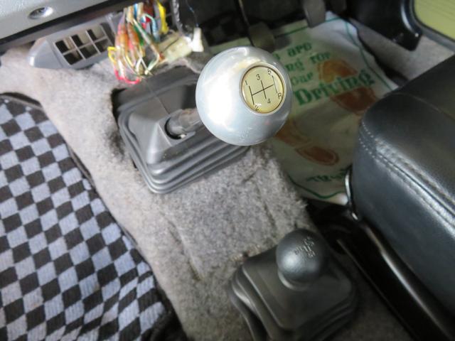 ジムニー ランドベンチャー　ＪＥＥＰ純正コマンドグリーン全塗装　内装塗装　下回り／ホイールブラック塗装　最終型　２インチボディリフトＵＰ　縞板調天張り　カーボン調ハンドル　社外マフラー／前後バンパー／シフトノブ／革調シートカバー（37枚目）