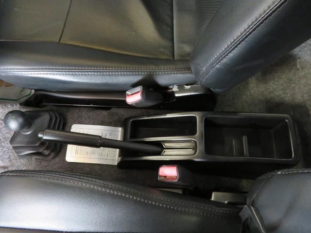 ジムニー ランドベンチャー　ＪＥＥＰ純正コマンドグリーン全塗装　内装塗装　下回り／ホイールブラック塗装　最終型　２インチボディリフトＵＰ　縞板調天張り　カーボン調ハンドル　社外マフラー／前後バンパー／シフトノブ／革調シートカバー（38枚目）