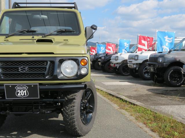 ジムニー ランドベンチャー　ＪＥＥＰ純正コマンドグリーン全塗装　内装塗装　下回り／ホイールブラック塗装　最終型　２インチボディリフトＵＰ　縞板調天張り　カーボン調ハンドル　社外マフラー／前後バンパー／シフトノブ／革調シートカバー（40枚目）