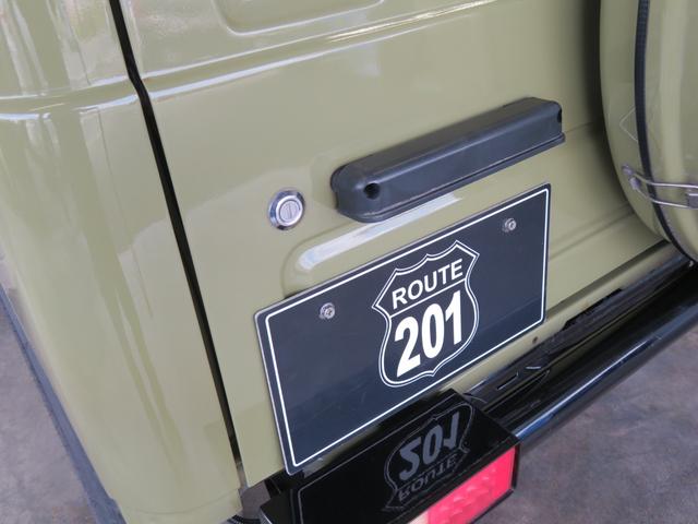 ジムニー ランドベンチャー　ＪＥＥＰ純正コマンドグリーン全塗装　内装塗装　下回り／ホイールブラック塗装　最終型　２インチボディリフトＵＰ　縞板調天張り　カーボン調ハンドル　社外マフラー／前後バンパー／シフトノブ／革調シートカバー（50枚目）