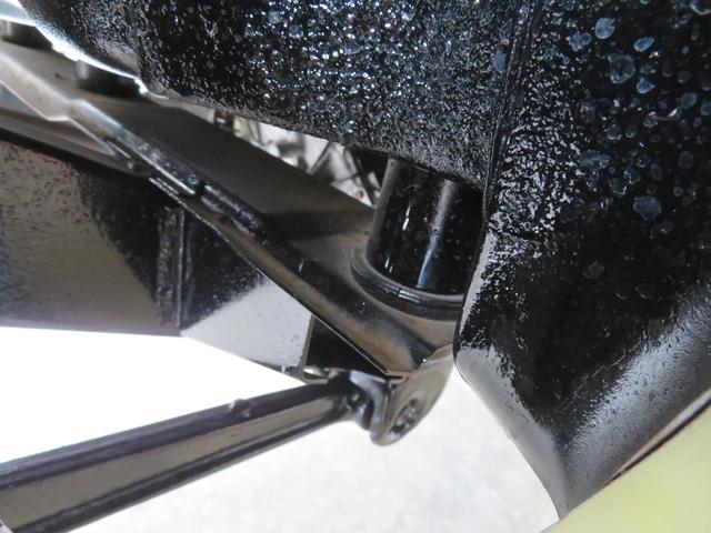 ジムニー ランドベンチャー　ＪＥＥＰ純正コマンドグリーン全塗装　内装塗装　下回り／ホイールブラック塗装　最終型　２インチボディリフトＵＰ　縞板調天張り　カーボン調ハンドル　社外マフラー／前後バンパー／シフトノブ／革調シートカバー（61枚目）