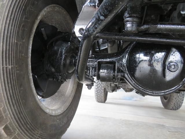 ジムニー ランドベンチャー　ＪＥＥＰ純正コマンドグリーン全塗装　内装塗装　下回り／ホイールブラック塗装　最終型　２インチボディリフトＵＰ　縞板調天張り　カーボン調ハンドル　社外マフラー／前後バンパー／シフトノブ／革調シートカバー（64枚目）