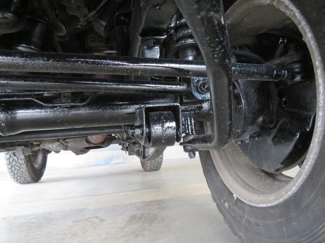 ジムニー ランドベンチャー　ＪＥＥＰ純正コマンドグリーン全塗装　内装塗装　下回り／ホイールブラック塗装　最終型　２インチボディリフトＵＰ　縞板調天張り　カーボン調ハンドル　社外マフラー／前後バンパー／シフトノブ／革調シートカバー（65枚目）