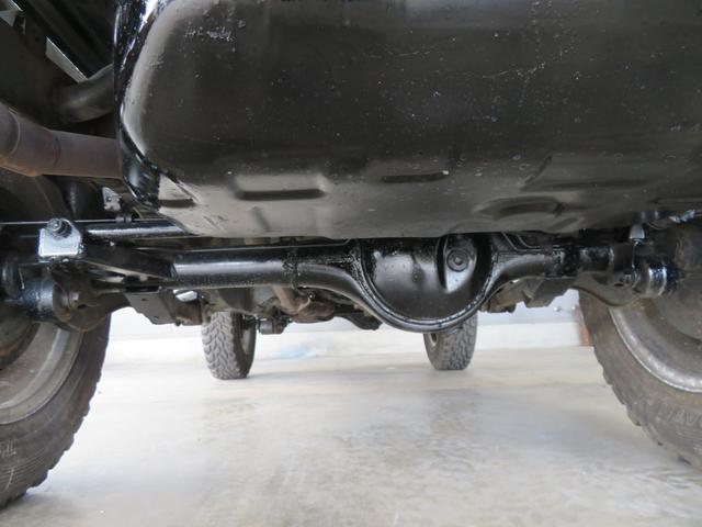 ジムニー ランドベンチャー　ＪＥＥＰ純正コマンドグリーン全塗装　内装塗装　下回り／ホイールブラック塗装　最終型　２インチボディリフトＵＰ　縞板調天張り　カーボン調ハンドル　社外マフラー／前後バンパー／シフトノブ／革調シートカバー（67枚目）