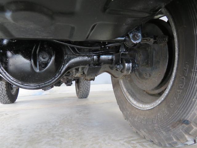 ジムニー ランドベンチャー　ＪＥＥＰ純正コマンドグリーン全塗装　内装塗装　下回り／ホイールブラック塗装　最終型　２インチボディリフトＵＰ　縞板調天張り　カーボン調ハンドル　社外マフラー／前後バンパー／シフトノブ／革調シートカバー（69枚目）