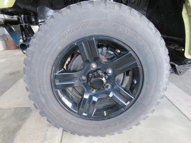 ジムニー ランドベンチャー　ＪＥＥＰ純正コマンドグリーン全塗装　内装塗装　下回り／ホイールブラック塗装　最終型　２インチボディリフトＵＰ　縞板調天張り　カーボン調ハンドル　社外マフラー／前後バンパー／シフトノブ／革調シートカバー（75枚目）