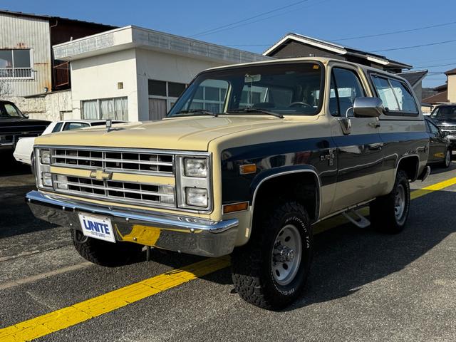 シボレーＫ－５ ブレイザー　シルバラード　新車並行ディーラー車　縦角目最終型　４ＷＤ　ＴＢＩエンジン　７００Ｒ４　左Ｈ　コラムＡＴ　当時オプションアロイホイール　ビレットステアリング＆シフター　１Ｎｏ．登録　ＮＯｘ，ＰＭ適合（9枚目）