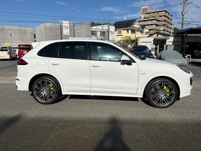 カイエン Ｓ　Ｅ－ハイブリッド　プラチナエディション　スポーツクロノパッケージ　シートヒーターＢＯＳＥサウンド　アルカンターラ／革コンビスポーツシート　パークアシストシステム　ソフトクローズ　ＥＴＣ　地デジ　２１インチホイル　充電ケーブル　故障保証付き（5枚目）