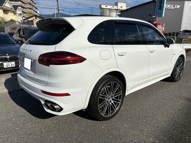 カイエン Ｓ　Ｅ－ハイブリッド　プラチナエディション　スポーツクロノパッケージ　シートヒーターＢＯＳＥサウンド　アルカンターラ／革コンビスポーツシート　パークアシストシステム　ソフトクローズ　ＥＴＣ　地デジ　２１インチホイル　充電ケーブル　故障保証付き（6枚目）