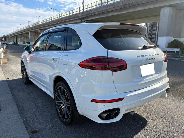 カイエン Ｓ　Ｅ－ハイブリッド　プラチナエディション　スポーツクロノパッケージ　シートヒーターＢＯＳＥサウンド　アルカンターラ／革コンビスポーツシート　パークアシストシステム　ソフトクローズ　ＥＴＣ　地デジ　２１インチホイル　充電ケーブル　故障保証付き（8枚目）