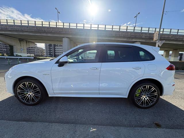 カイエン Ｓ　Ｅ－ハイブリッド　プラチナエディション　スポーツクロノパッケージ　シートヒーターＢＯＳＥサウンド　アルカンターラ／革コンビスポーツシート　パークアシストシステム　ソフトクローズ　ＥＴＣ　地デジ　２１インチホイル　充電ケーブル　故障保証付き（9枚目）