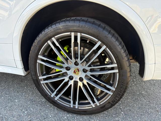 カイエン Ｓ　Ｅ－ハイブリッド　プラチナエディション　スポーツクロノパッケージ　シートヒーターＢＯＳＥサウンド　アルカンターラ／革コンビスポーツシート　パークアシストシステム　ソフトクローズ　ＥＴＣ　地デジ　２１インチホイル　充電ケーブル　故障保証付き（17枚目）