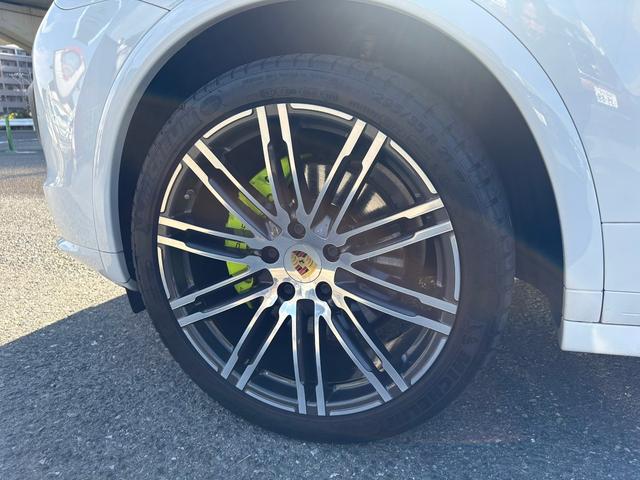 カイエン Ｓ　Ｅ－ハイブリッド　プラチナエディション　スポーツクロノパッケージ　シートヒーターＢＯＳＥサウンド　アルカンターラ／革コンビスポーツシート　パークアシストシステム　ソフトクローズ　ＥＴＣ　地デジ　２１インチホイル　充電ケーブル　故障保証付き（18枚目）