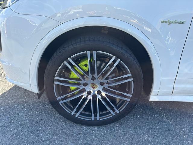 カイエン Ｓ　Ｅ－ハイブリッド　プラチナエディション　スポーツクロノパッケージ　シートヒーターＢＯＳＥサウンド　アルカンターラ／革コンビスポーツシート　パークアシストシステム　ソフトクローズ　ＥＴＣ　地デジ　２１インチホイル　充電ケーブル　故障保証付き（20枚目）