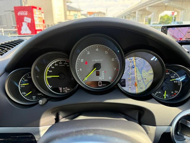 カイエン Ｓ　Ｅ－ハイブリッド　プラチナエディション　スポーツクロノパッケージ　シートヒーターＢＯＳＥサウンド　アルカンターラ／革コンビスポーツシート　パークアシストシステム　ソフトクローズ　ＥＴＣ　地デジ　２１インチホイル　充電ケーブル　故障保証付き（27枚目）