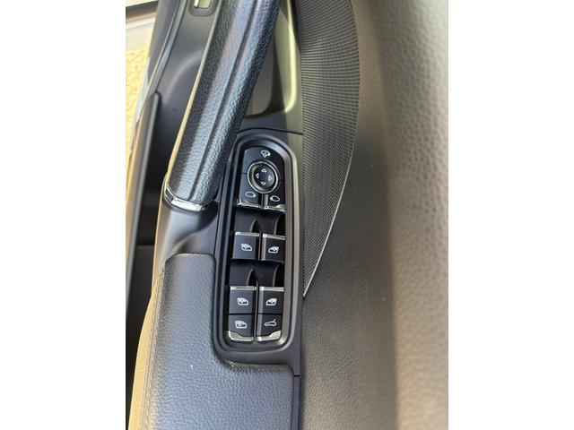 カイエン Ｓ　Ｅ－ハイブリッド　プラチナエディション　スポーツクロノパッケージ　シートヒーターＢＯＳＥサウンド　アルカンターラ／革コンビスポーツシート　パークアシストシステム　ソフトクローズ　ＥＴＣ　地デジ　２１インチホイル　充電ケーブル　故障保証付き（30枚目）